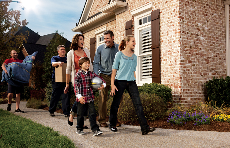 img-greener-move-with-Atlas-image-of-Family on sidewalk with movers