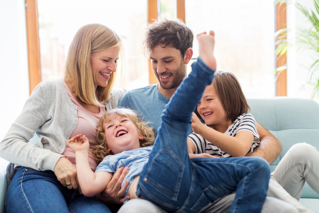 Jeune famille heureuse à la maison