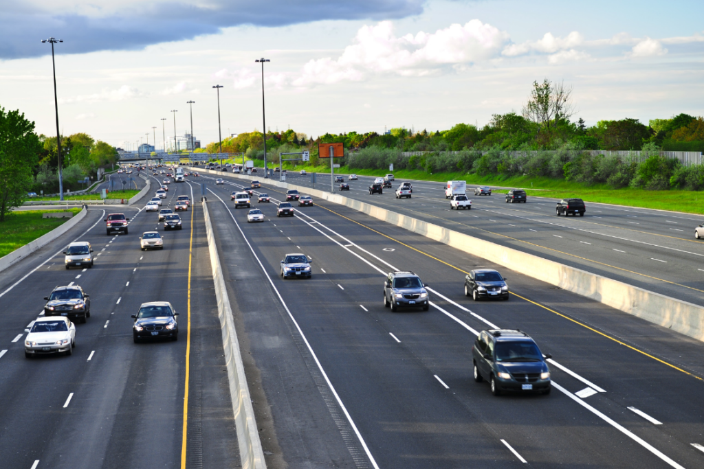 Autoroute pleine de voitures