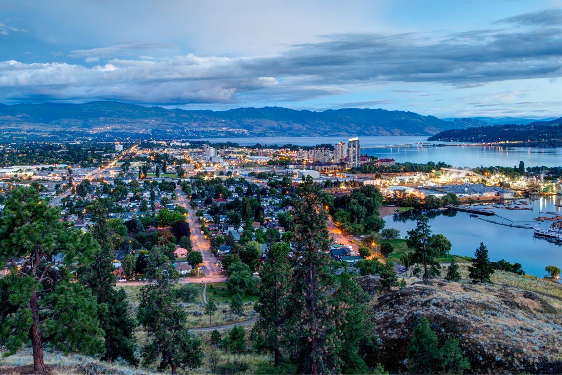 Vue aérienne de Kelowna, en Colombie-Britannique, avec ses vignobles, son lac et les paysages environnants.