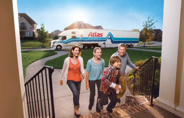 Camion de déménagement Atlas avec une famille arrivant à une maison de banlieue