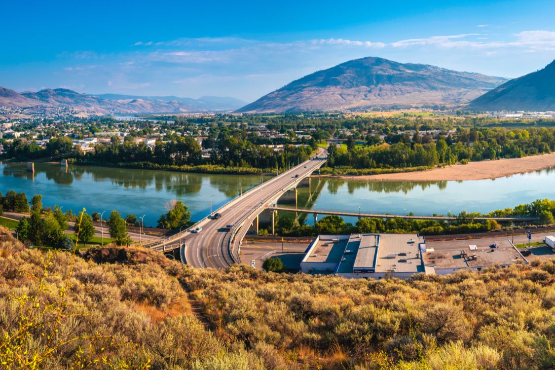 Magnifiques paysages de rivière et de montagne à Kamloops, en Colombie-Britannique, soulignant la sérénité d'un quartier convivial