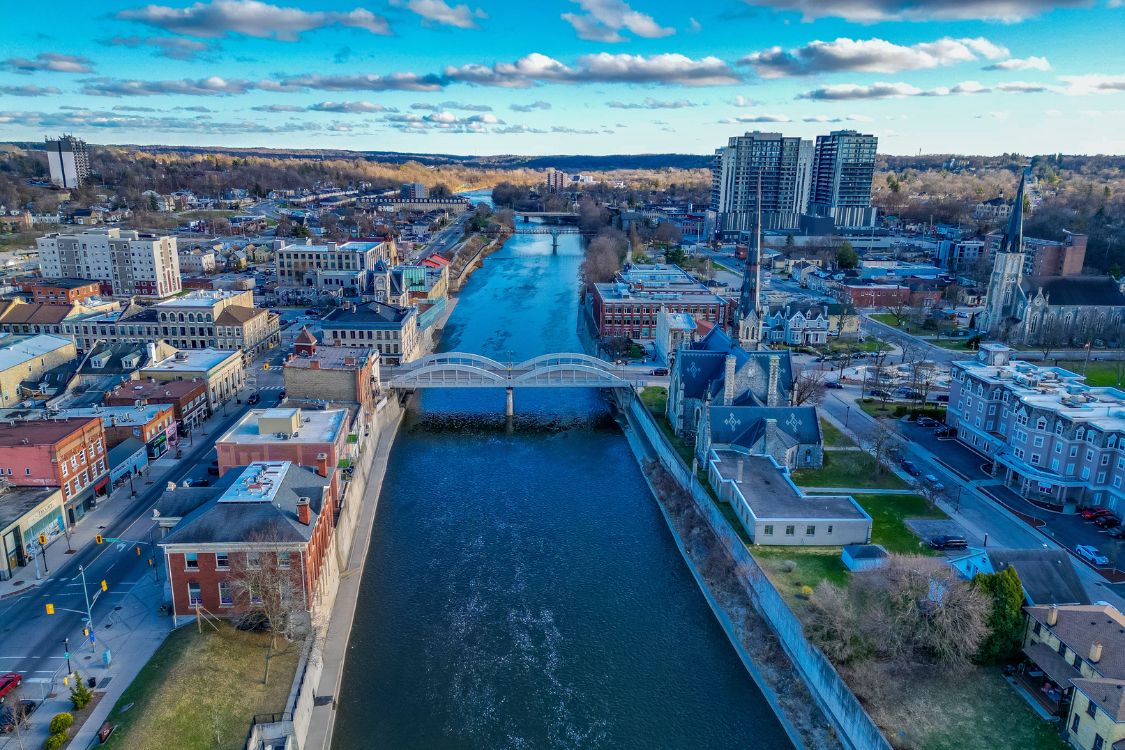 Vue aérienne des rives de la rivière Kitchener-Waterloo et Cambridge avec la passerelle piétonne et les bâtiments historiques