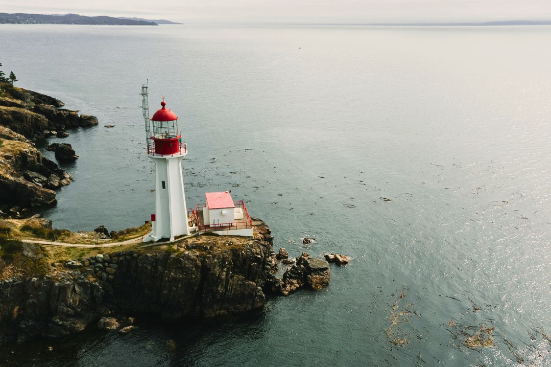 Vue aérienne du phare et de la communauté côtière de Langford, en Colombie-Britannique