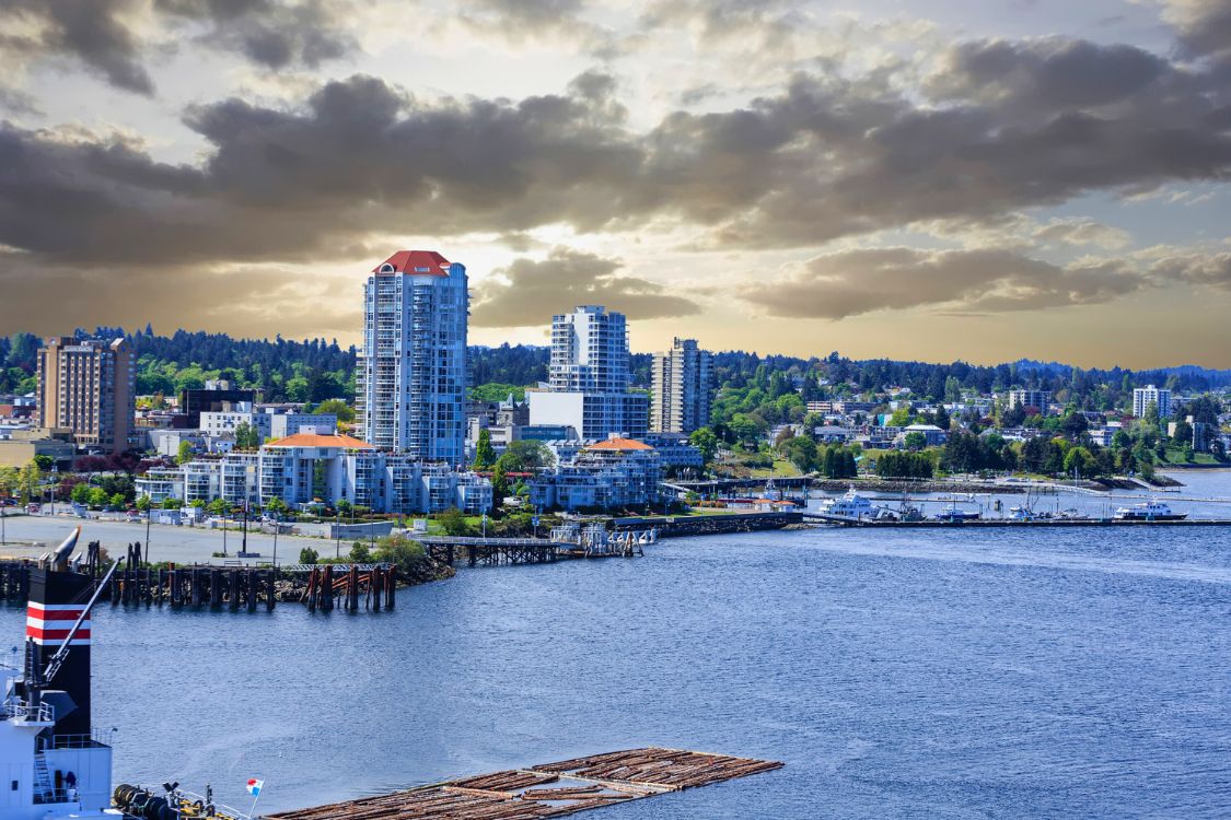 Image de bannière de Nanaimo, en Colombie-Britannique, montrant les zones résidentielles et le centre-ville pour un blogue sur le déménagement