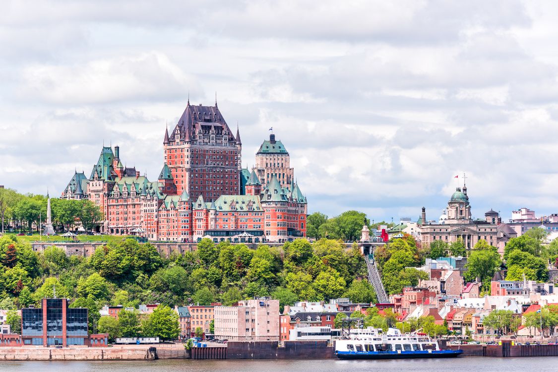 La ville de Québec avec ses rues pavées, son architecture historique et son charme européen vibrant
