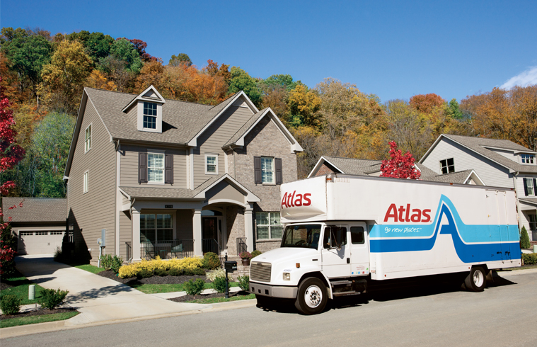 Camion de déménagement Atlas stationné devant une maison de banlieue