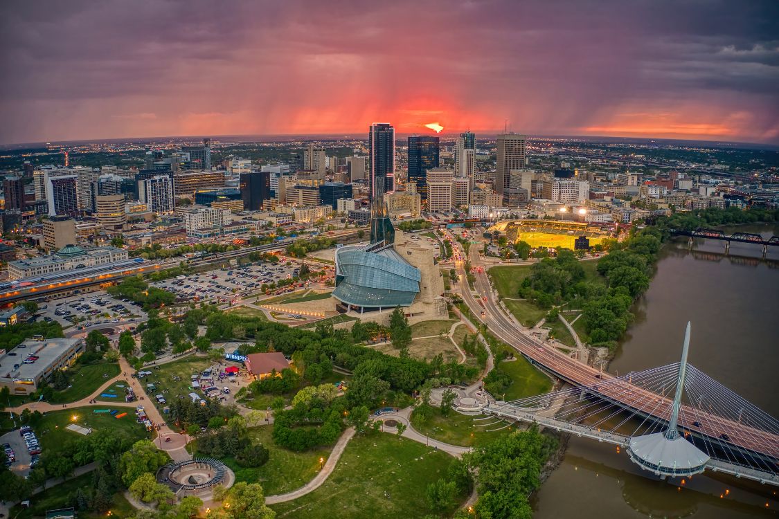 Au coucher du soleil, des couleurs éclatantes illuminent l'horizon d'Edmonton, soulignant le mélange d'histoire et de modernité qui caractérise la ville.
