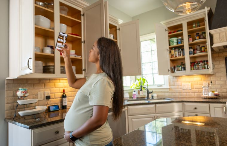 Une femme utilisant un smartphone