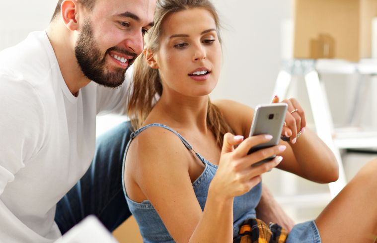 Un couple s'installe dans sa nouvelle maison