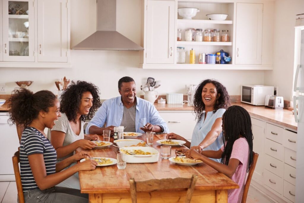 Une famille partageant un repas