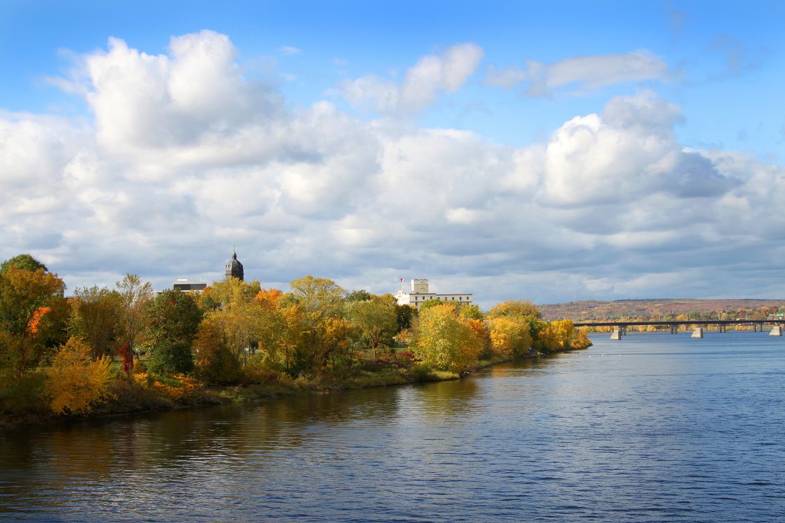 Vue automnale de Fredericton, au Nouveau-Brunswick, avec la rivière Saint-Jean, les arbres aux couleurs chatoyantes et les monuments de la ville.