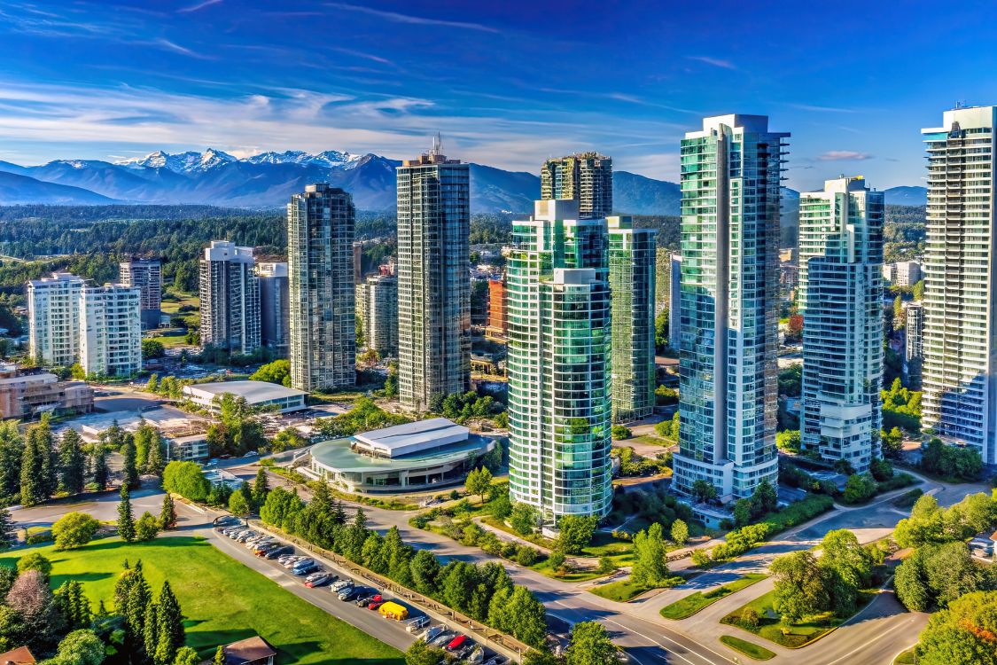 Image de bannière pour un blogue sur le déménagement à Surrey, en Colombie-Britannique, montrant la ville et les zones résidentielles