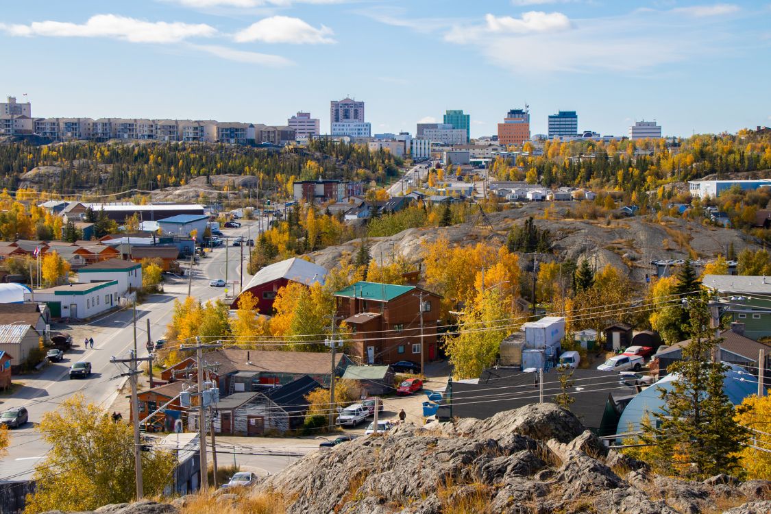 L'horizon du centre-ville de Yellowknife entouré par le feuillage d'automne et une zone résidentielle des Territoires du Nord-Ouest