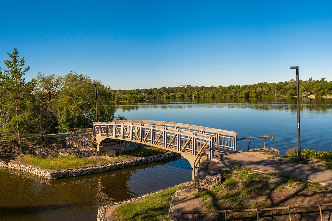 Vue d'ensemble du paysage urbain de Regina, en Saskatchewan, mettant en évidence les quartiers et la communauté