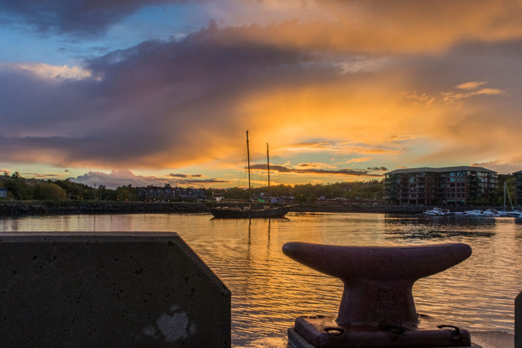 Coucher de soleil sur le bassin de Bedford avec voilier et quai