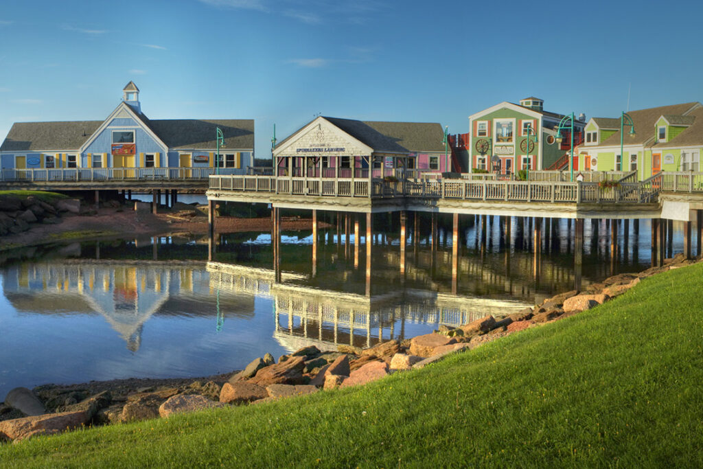Le front de mer de Summerside, à l'Île-du-Prince-Édouard, se caractérise par ses bâtiments colorés sur la jetée, reflets du patrimoine maritime et de la communauté côtière.