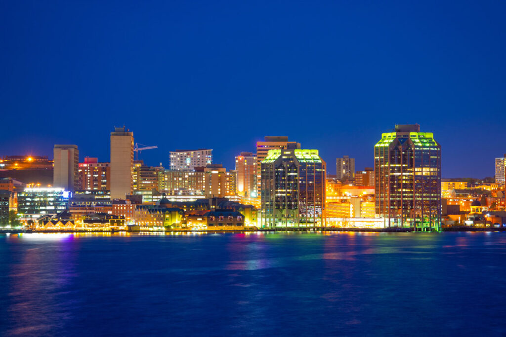 Le paysage urbain de Dartmouth la nuit, avec ses rues animées au bord de l'eau.