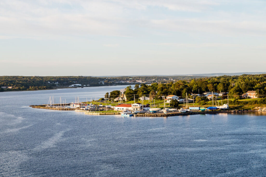 Marina de Sydney avec voiliers et maisons en bord de mer