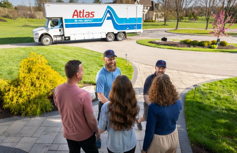 Un camion de la société Atlas Movers est stationné devant une maison du New Jersey, prêt pour un déménagement résidentiel.